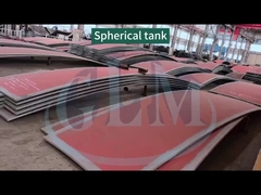 De bolvormige schaalplaten van grote bolvormige tanks wachten op verwerking
