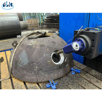 Na de vorming van de halfrondkop worden gaten geboord en wordt volgens drukberekeningen versterking uitgevoerd om de sterkte te garanderen.